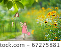 母親和兒童穿過公園散步的插圖 67275881