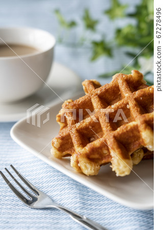 華夫餅和拿鐵咖啡準備下午茶時間 67278496