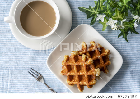 華夫餅和拿鐵咖啡準備下午茶時間[概述] 67278497