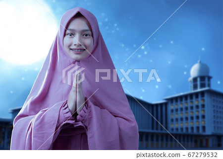 Asian Muslim woman in veil praying Asian Muslim woman in veil praying 67279532