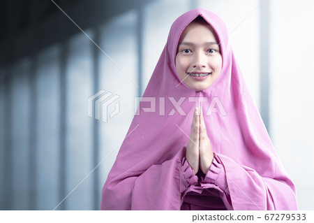 Asian Muslim woman in veil praying Asian Muslim woman in veil praying 67279533
