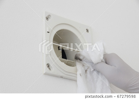 Cleaning dirty air intake 67279598
