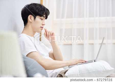 生活方式的人筆記本電腦 67279728