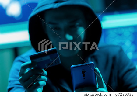 Hacker fraudulently use credit card Hacker fraudulently use credit card 67280333