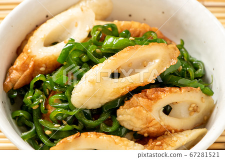 在一個小碗裡炒chikuwa和辣椒。 67281521