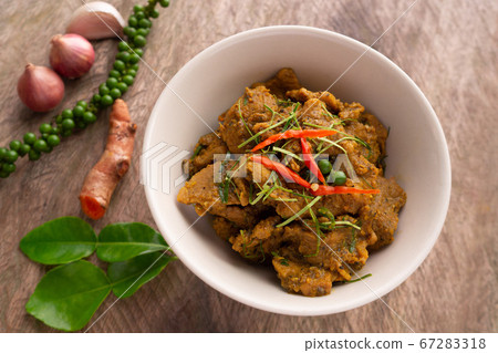 Stir Fried Mince Pork with Yellow Chili Curry Paste 67283318