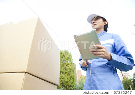 送貨員看著平板電腦 送貨員看著平板電腦 67285247