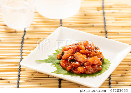 在大葉子上，章魚泡菜。夏天緣故（冷緣故）快餐的圖像。 67285663