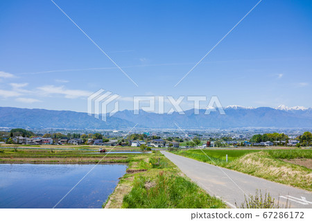 [Early summer] View from the Alps outlook Shinonome road [Northern Alps, urban area, paddy fields] 67286172