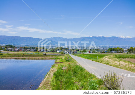 [Early summer] View from the Alps outlook Shinonome road [Northern Alps, urban area, paddy fields] 67286173