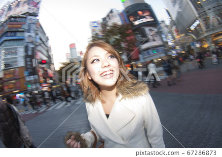 婦女走在市中心 婦女走在市中心 67286873
