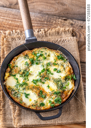 Frittata with ground meat and mozzarella 67288888