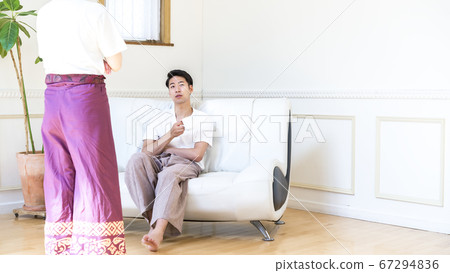 夫妻在客廳裡打架 夫妻在客廳裡打架 67294836