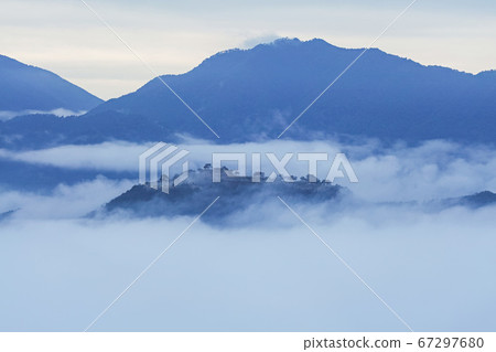 Hyogo / Morning at Takeda Castle wrapped in sea of clouds as seen from the Tateunkyo observatory Hyogo / Morning at Takeda Castle wrapped in sea of clouds as seen from the Tateunkyo observatory 67297680