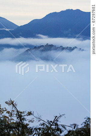 Hyogo / Morning at Takeda Castle wrapped in sea of clouds as seen from the Tateunkyo observatory Hyogo / Morning at Takeda Castle wrapped in sea of clouds as seen from the Tateunkyo observatory 67297681
