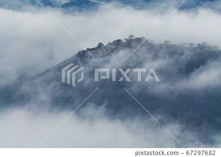 Hyogo / Morning at Takeda Castle wrapped in sea of clouds as seen from the Tateunkyo observatory Hyogo / Morning at Takeda Castle wrapped in sea of clouds as seen from the Tateunkyo observatory 67297682