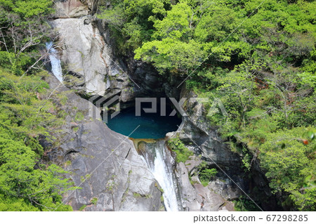 新鮮的綠色Todoroki瀑布Aonotaki Tsubo(高知縣) 新鮮的綠色Todoroki瀑布Aonotaki Tsubo(高知縣) 67298285