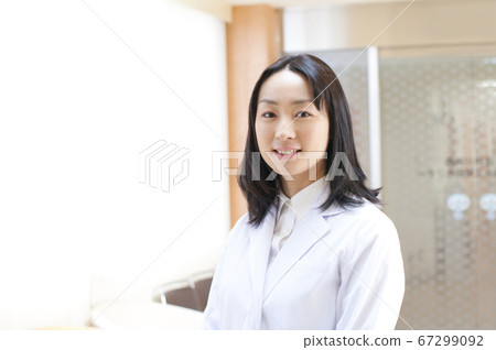 微笑的女醫生 67299092
