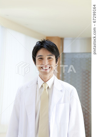 Male doctor 67299164