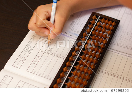 將算盤計算出的答案輸入筆記本的狀態 67299293