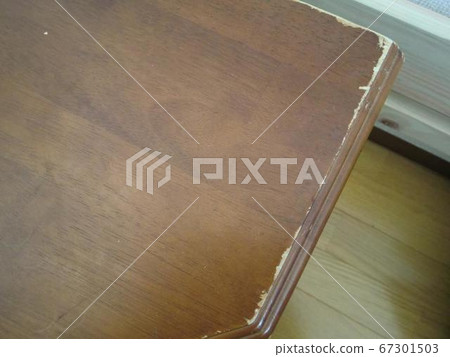 棕色家具角落的划痕 67301503