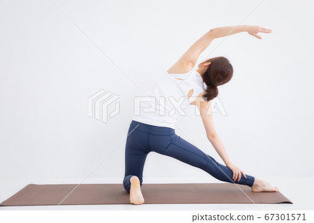 女人穿著運動服 67301571