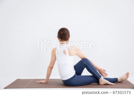 女人穿著運動服 67301573