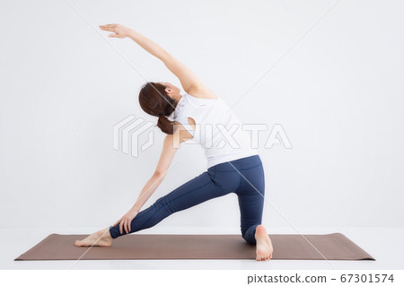 女人穿著運動服 女人穿著運動服 67301574