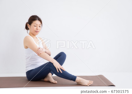 女人穿著運動服 女人穿著運動服 67301575