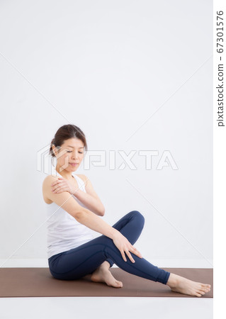 女人穿著運動服 女人穿著運動服 67301576