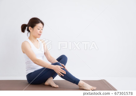 女人穿著運動服 女人穿著運動服 67301578