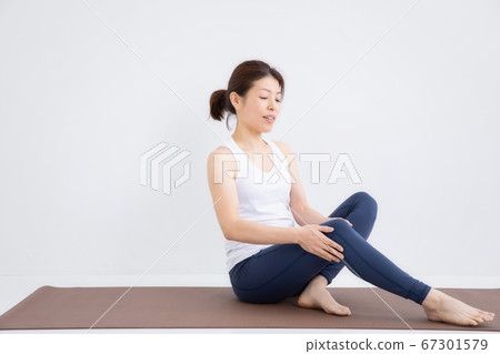 女人穿著運動服 女人穿著運動服 67301579