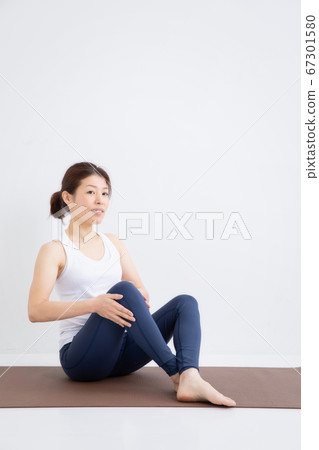 女人穿著運動服 女人穿著運動服 67301580