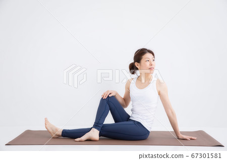 女人穿著運動服 女人穿著運動服 67301581