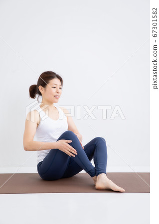 女人穿著運動服 女人穿著運動服 67301582