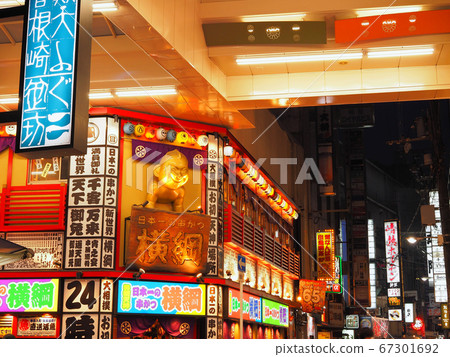 Osaka Umeda The night of Hatsunekami Street 67301692