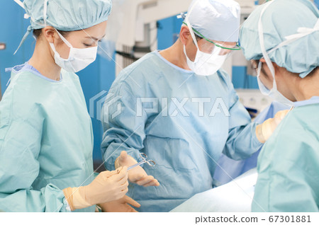 外科醫生進行手術 67301881