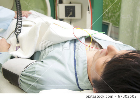 一名男子進入氧氣瓶 67302502