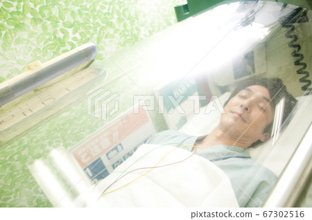 一名男子進入氧氣瓶 67302516