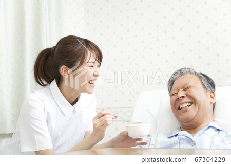 提供食物援助的護士 提供食物援助的護士 67304229