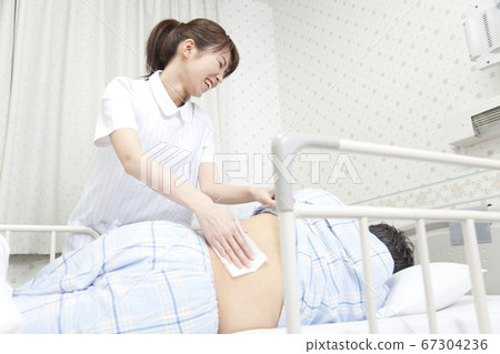 護士擦患者的身體 67304236