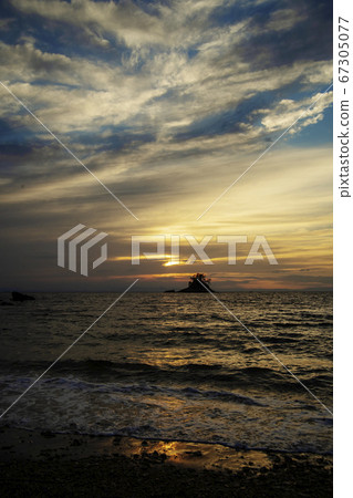 A small island under the autumn sky 67305077