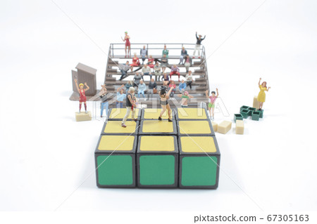 the mini concert with the singer and fans 67305163