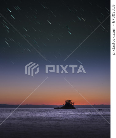 A star falls on a remote island 67305319