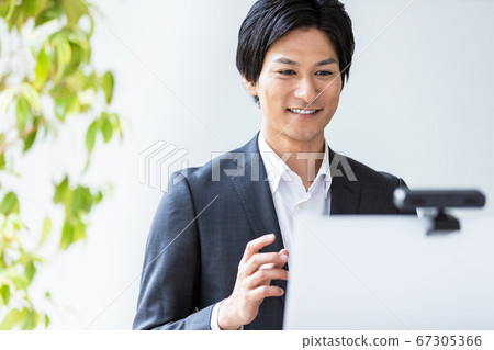 年輕商人有視頻通話 67305366