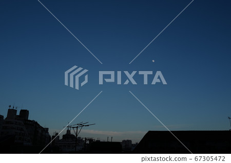 月亮和城市景觀在傍晚的天空 67305472