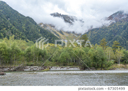 上高地穗高山脈的秋天 上高地穗高山脈的秋天 67305499