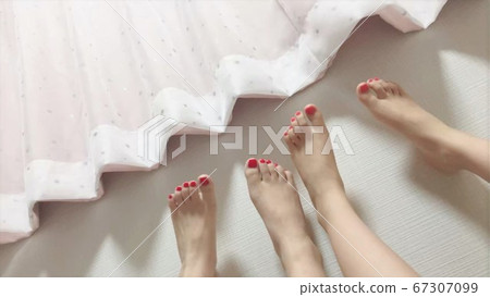 修指甲相配的女性 67307099