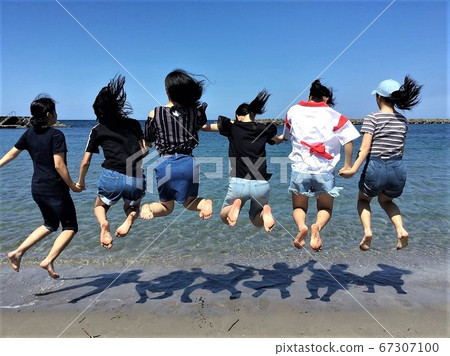 學生在海岸線上跳躍 67307100