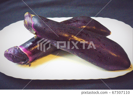 茄子代表夏季蔬菜,深紫色食物和光澤 茄子代表夏季蔬菜,深紫色食物和光澤 67307110